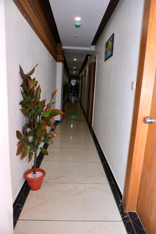 Hotel Asopalav Гандинагар Екстериор снимка