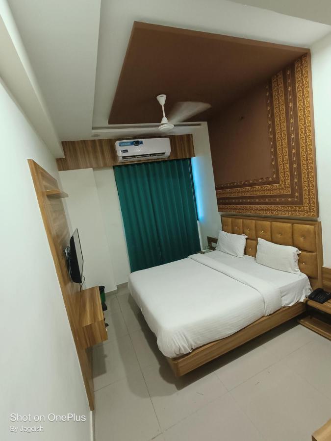 Hotel Asopalav Гандинагар Екстериор снимка