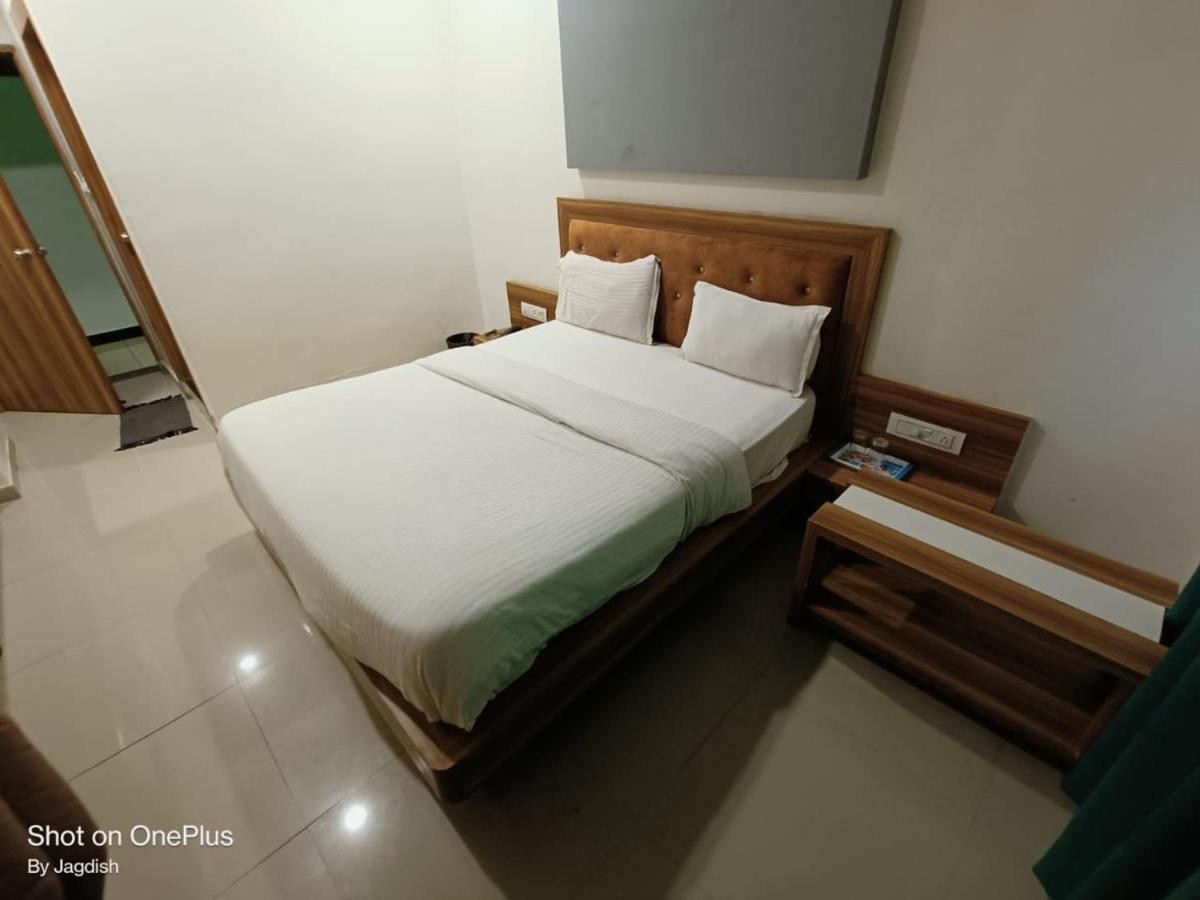 Hotel Asopalav Гандинагар Екстериор снимка