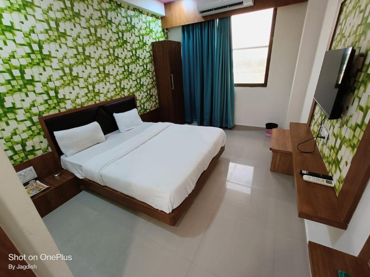 Hotel Asopalav Гандинагар Екстериор снимка