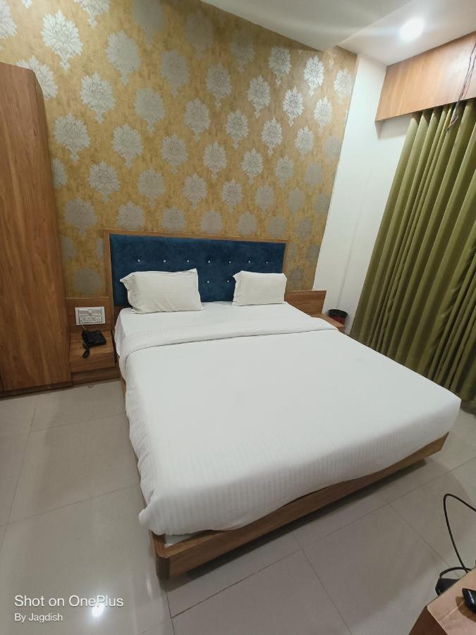 Hotel Asopalav Гандинагар Екстериор снимка